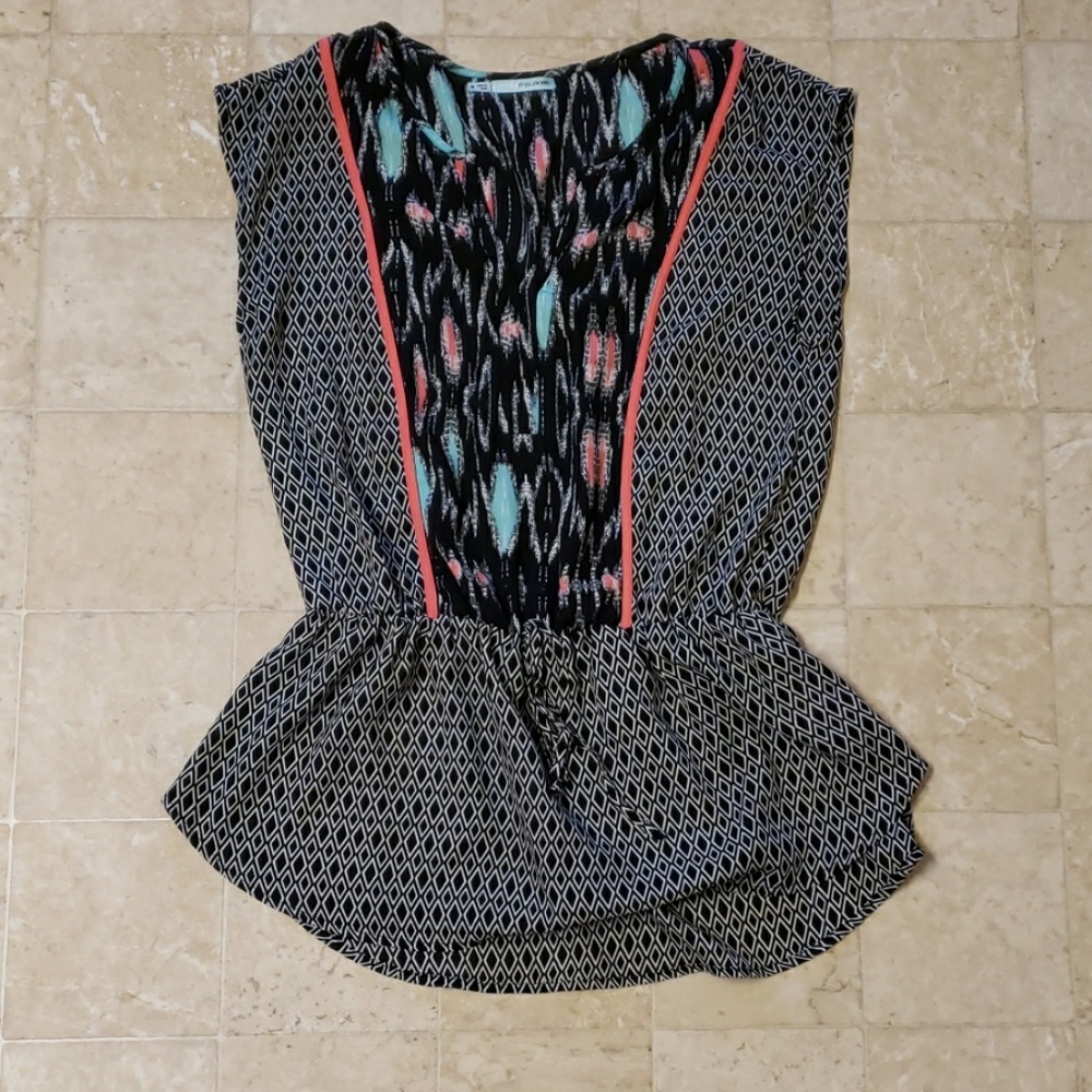 Super cute sleeveless blouse!